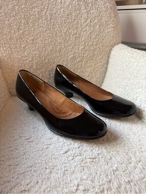 Sofft Black Patent Round-Toe Women's Low Block Heel Size 9 going out office work